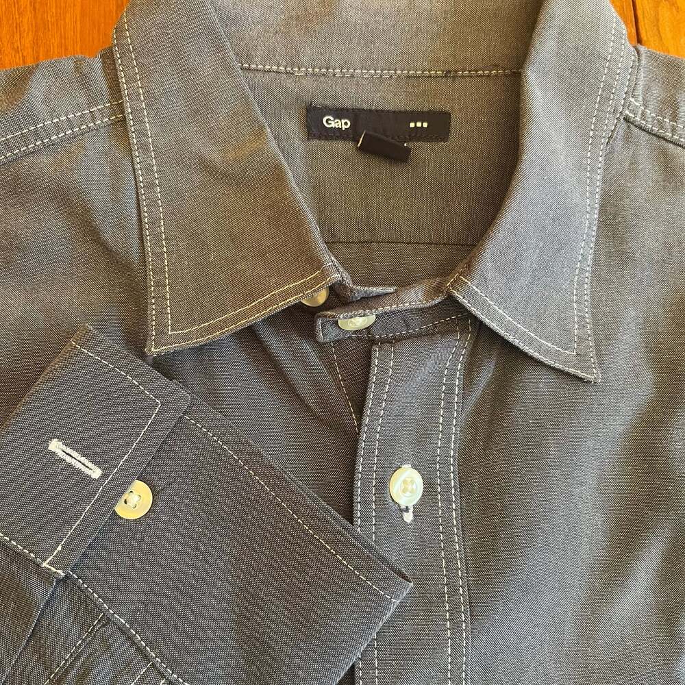 Gap‎ Men's Long Sleeve Button Down Casual Shirt Gray with white stitching. Large